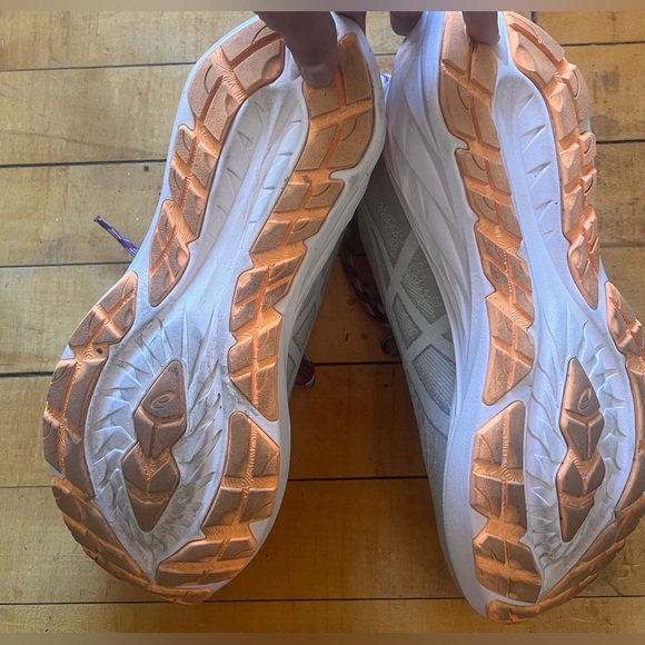 ASICS Novablast 4 Women’s Size 12 worn twice - Picture 2 of 3